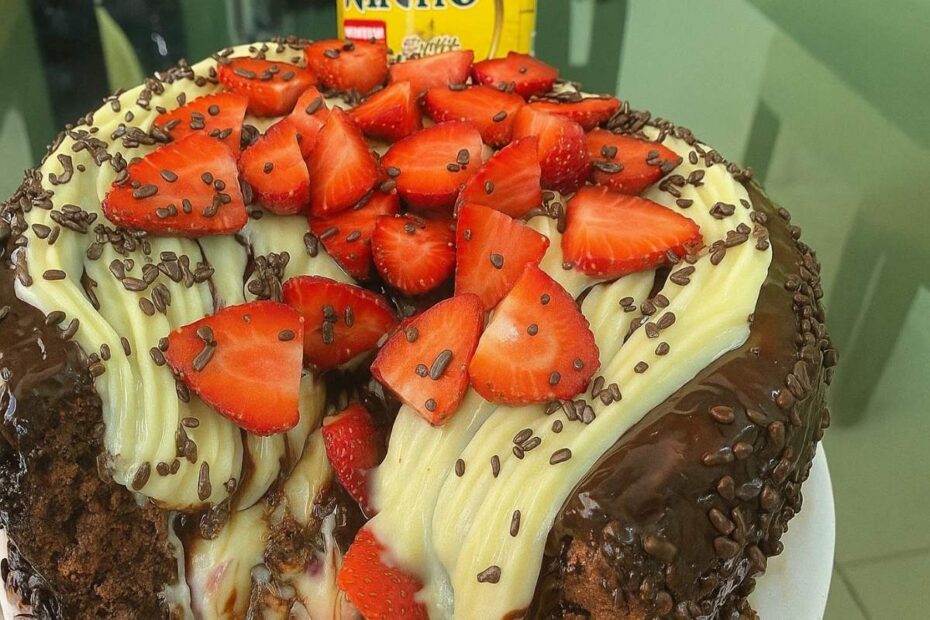 3 Segredos Infalíveis para um Bolo Bombom de Morango Perfeito e Cremoso